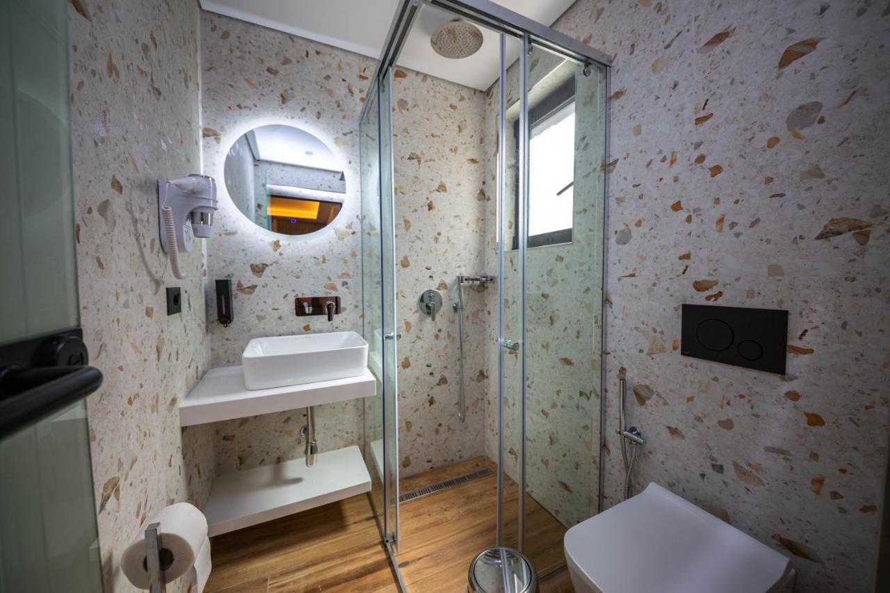 Lili-1 Hotel